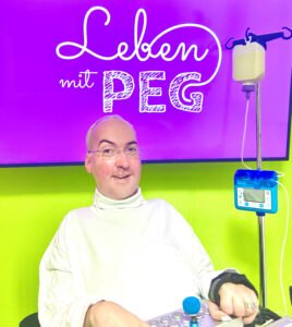 Bastian from the blog „Leben mit PEG“ with food pump